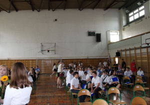 uczniowie siedzący na sali